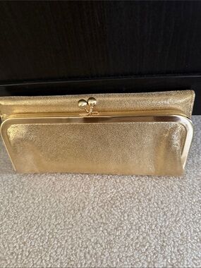 HOBO Lauren Clutch Wallet Gold Metallic with Kiss-Lock